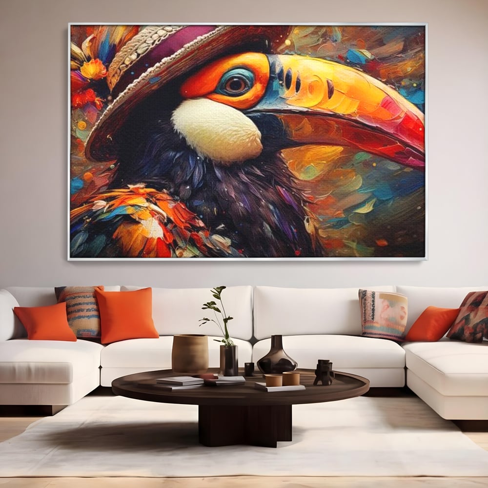 Tablou canvas cu tablou cu portret de tucan cu palarie, in rama de aluminiu argintiu, pe perete intr-un living